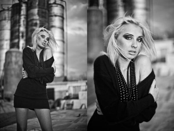 Schwarz-Weiß-Collage eines blonden Models im schwarzen Strickkleid vor Industrie-Silos